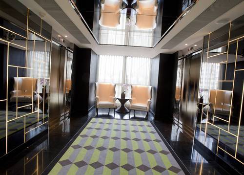ゲストフロア―　エレベーターホール　－　床から天井まである窓からの自然採光がロビーを明るくします。