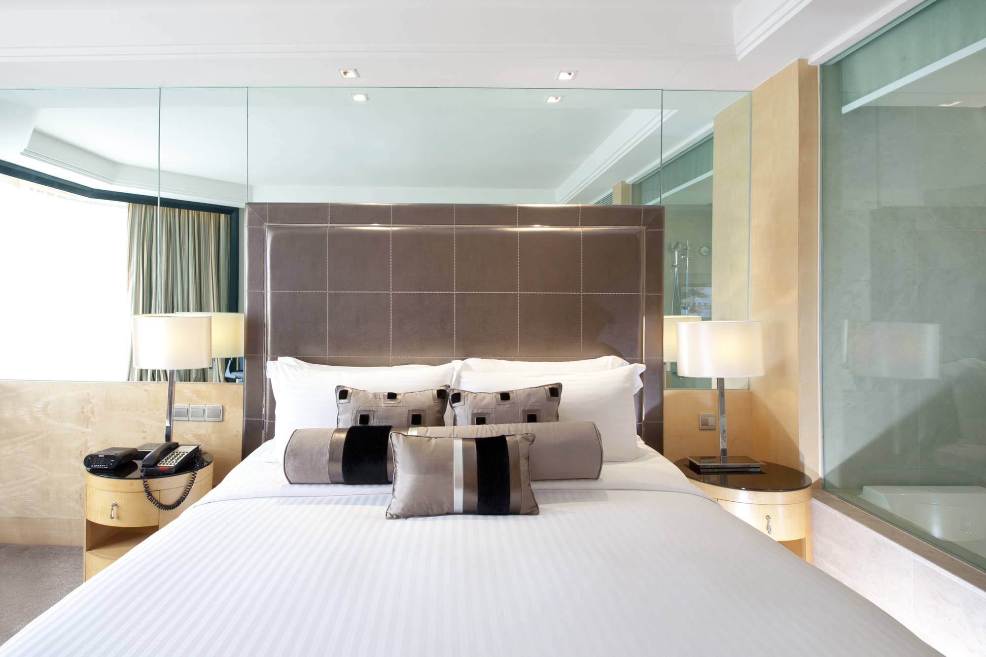 舒适的特大号床，配备齐全的房间，带你进入另一个层次的放松体验