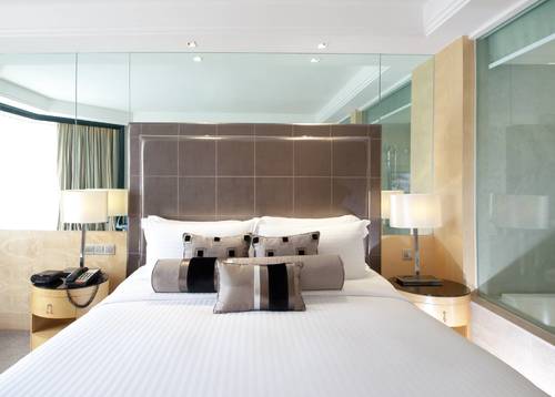 舒適的特大號床，配備齊全的房間，帶你進入另一個層次的放鬆體驗