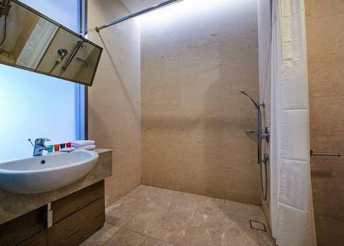 Disabled Room (Bathroom) Disabled-friendly room decorated with a modern touch and well-appointed amenities
