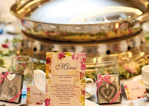 A perfect wedding table set-up with a Malay dome set