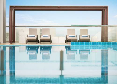 頂層游泳池 位於酒店頂層的豪華無邊際游泳池可飽覽湖畔美景