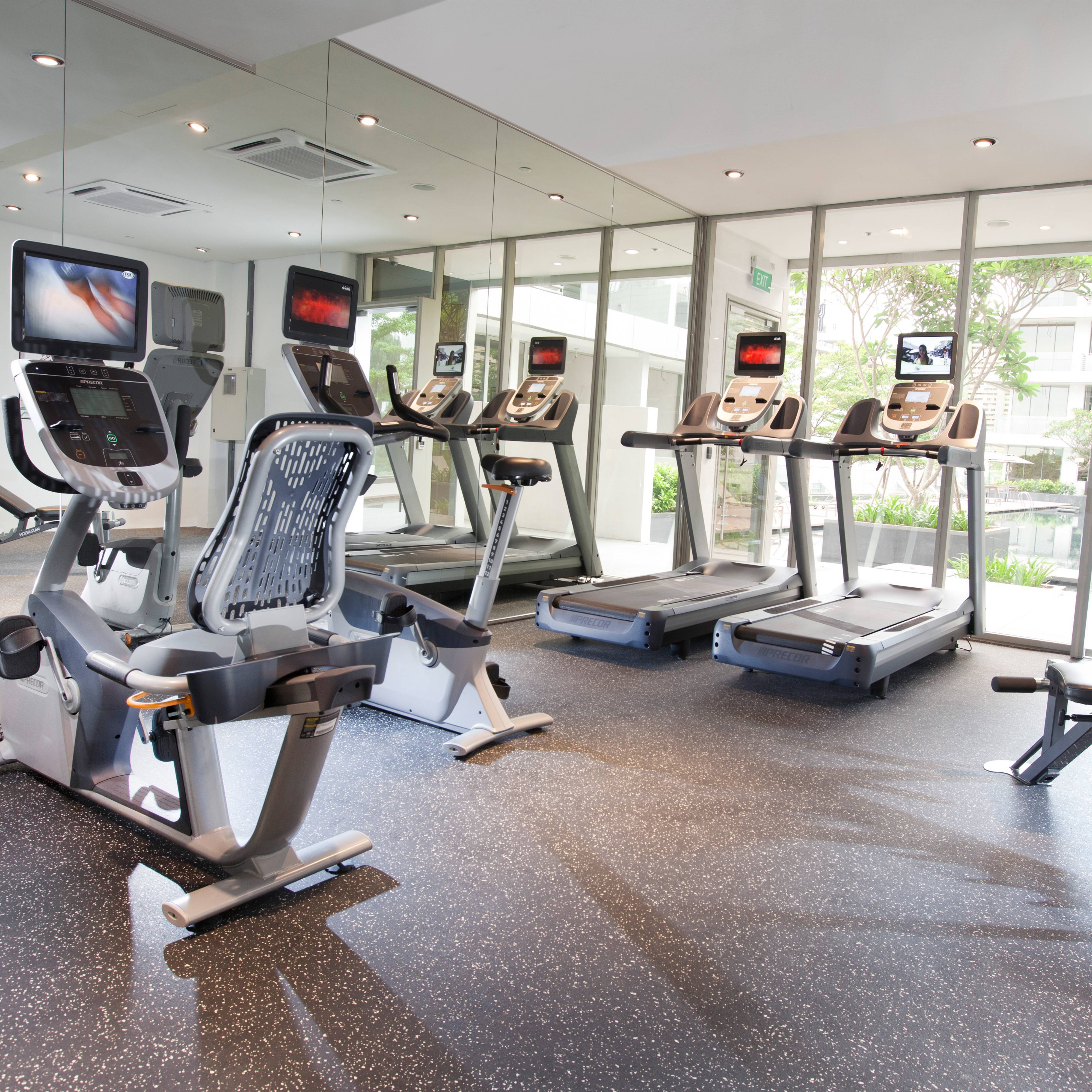 健身房: 在配置周全的健身房内锻炼身体、充电解压