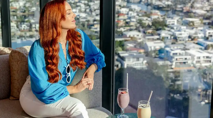 A Dorsett Gold Coast guest with cocktails in the Executive Lounge