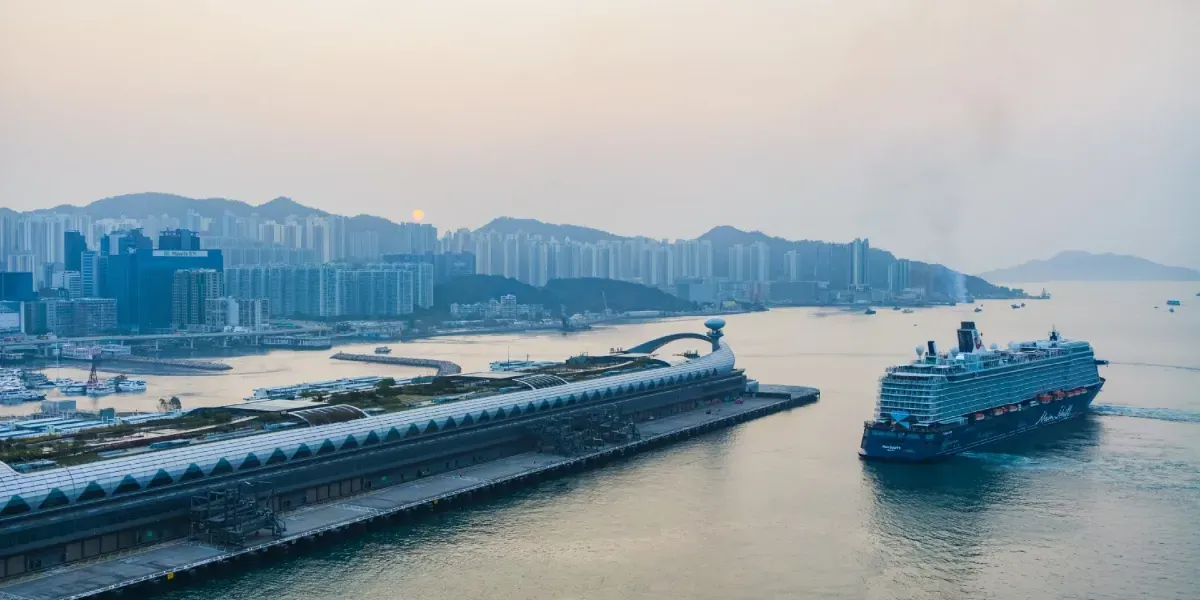 启德邮轮码头：维多利亚港与香港天际线 