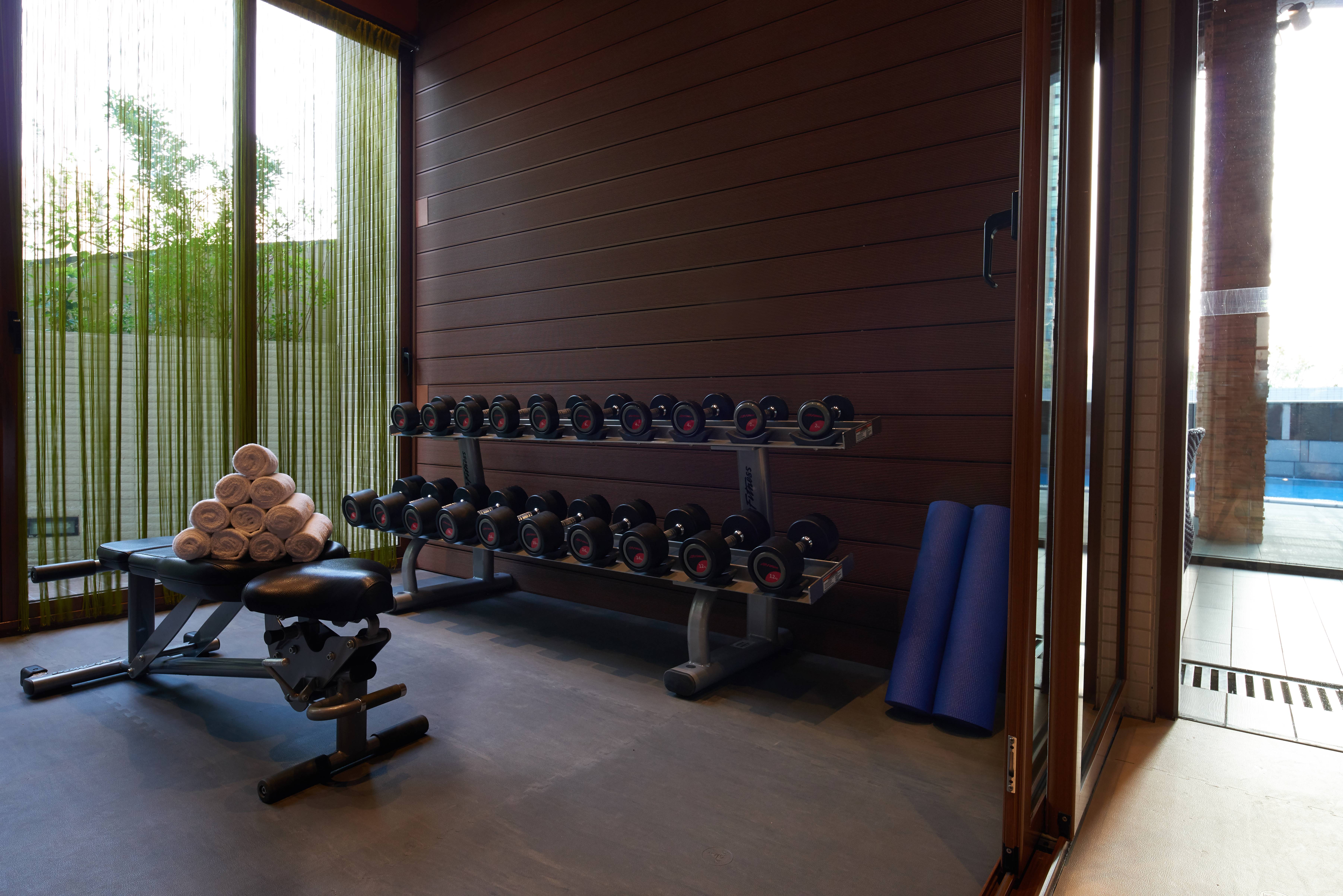 健身室配有一系列專業的健身器材- 图片只供参考