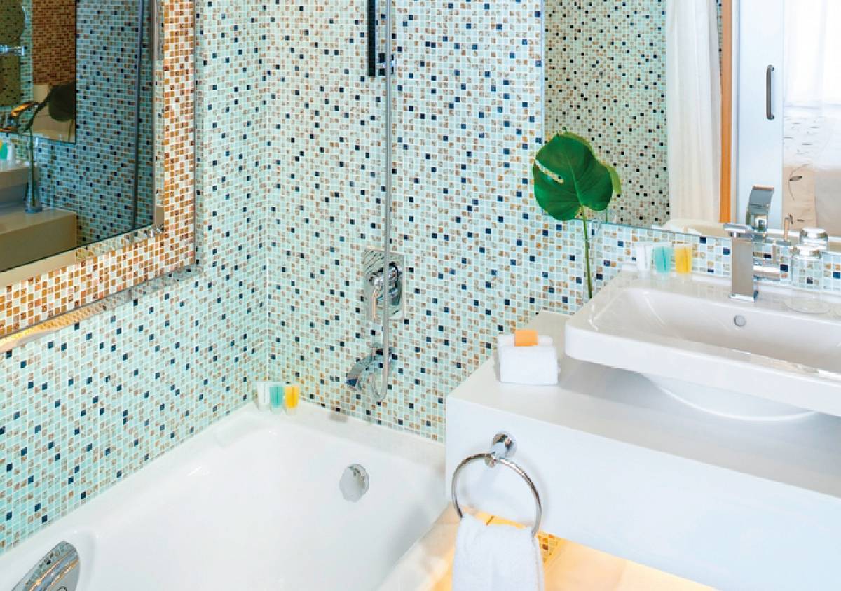 Mosaic bathroom with bath tub in Suite Premier