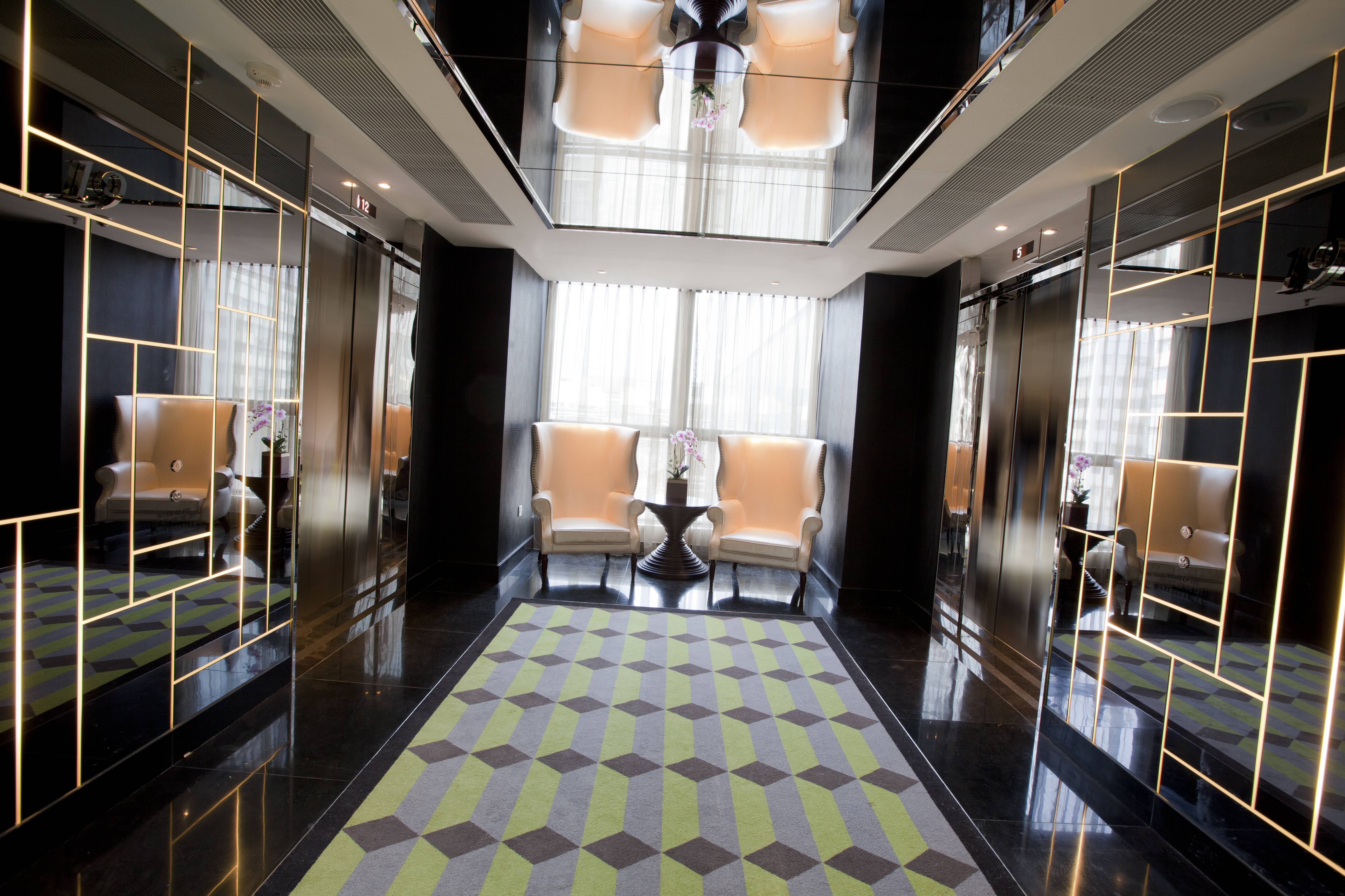ゲストフロア―　エレベーターホール　－　床から天井まである窓からの自然採光がロビーを明るくします。