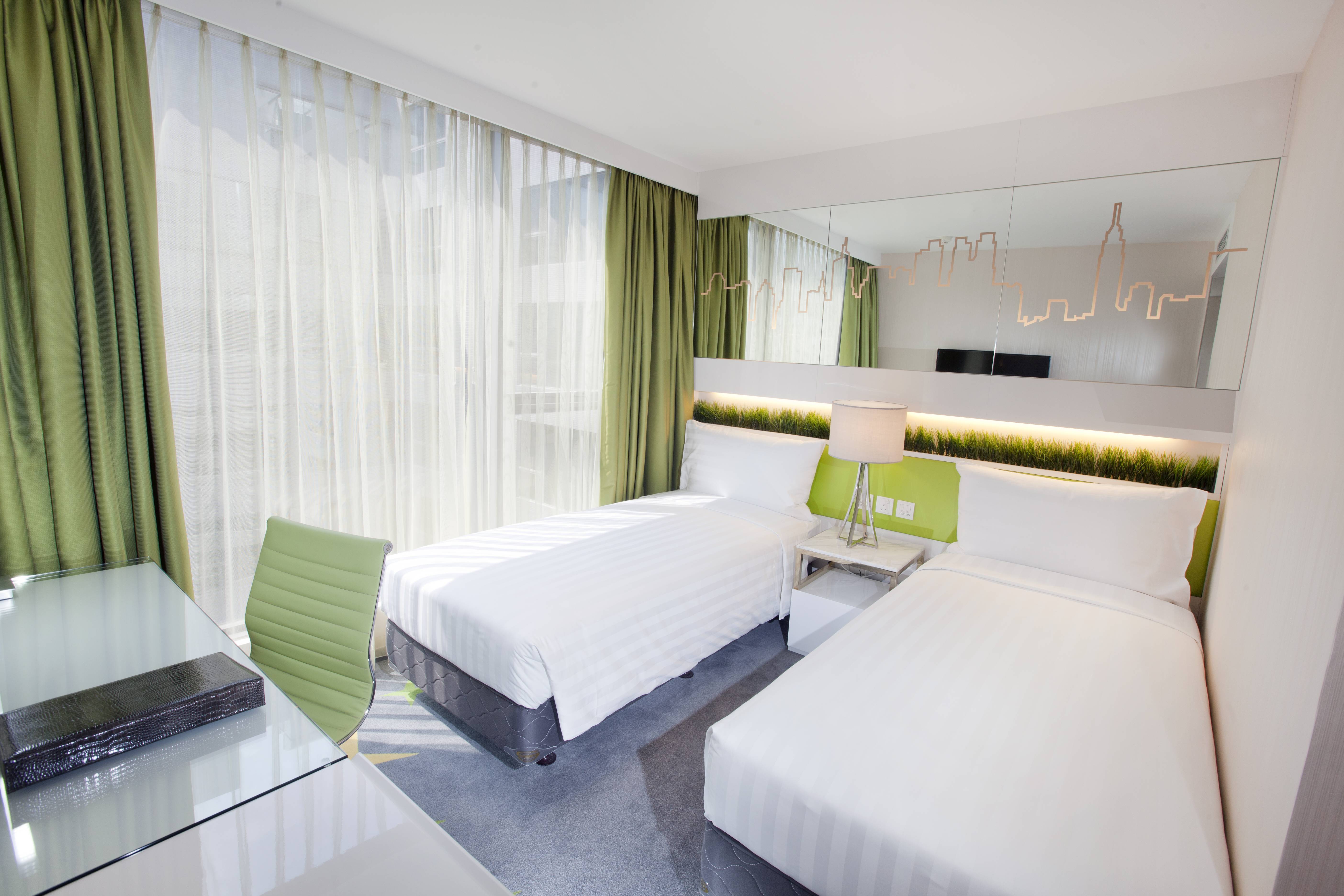 高級雙床房 高級雙床房設計採用冷色系色調，打造高級舒爽的氛圍