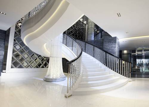 ホテルのエレベータホール エレガントな白色の階段とクリスタルで装飾された手すり