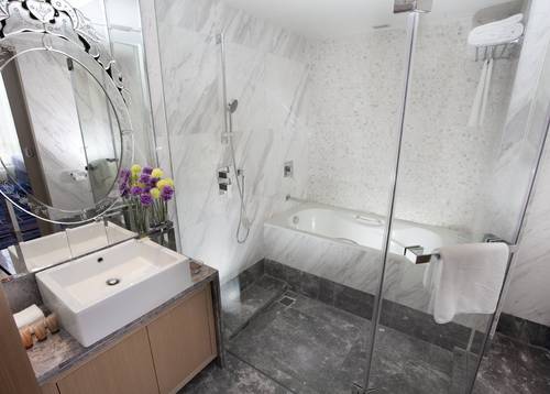 行政套房连沙发床浴室 现代浴缸或淋浴，配以高品质卫浴用品