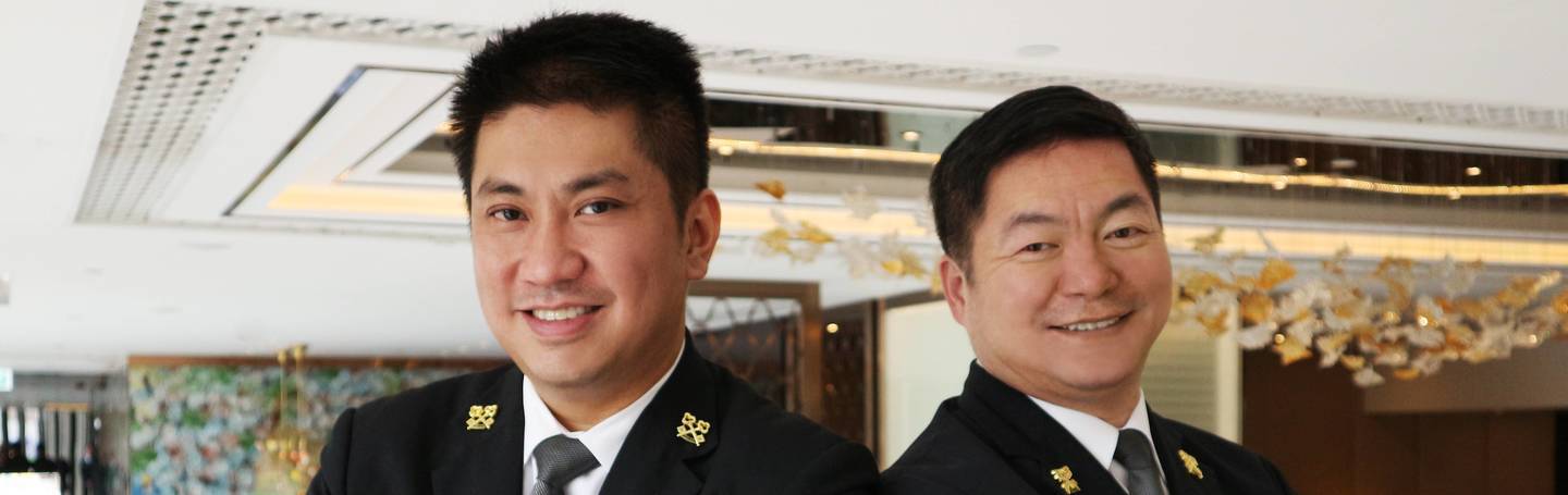 香港灣仔帝盛酒店擁有兩位金鑰匙禮賓司，為提供卓越服務作出雙重承諾