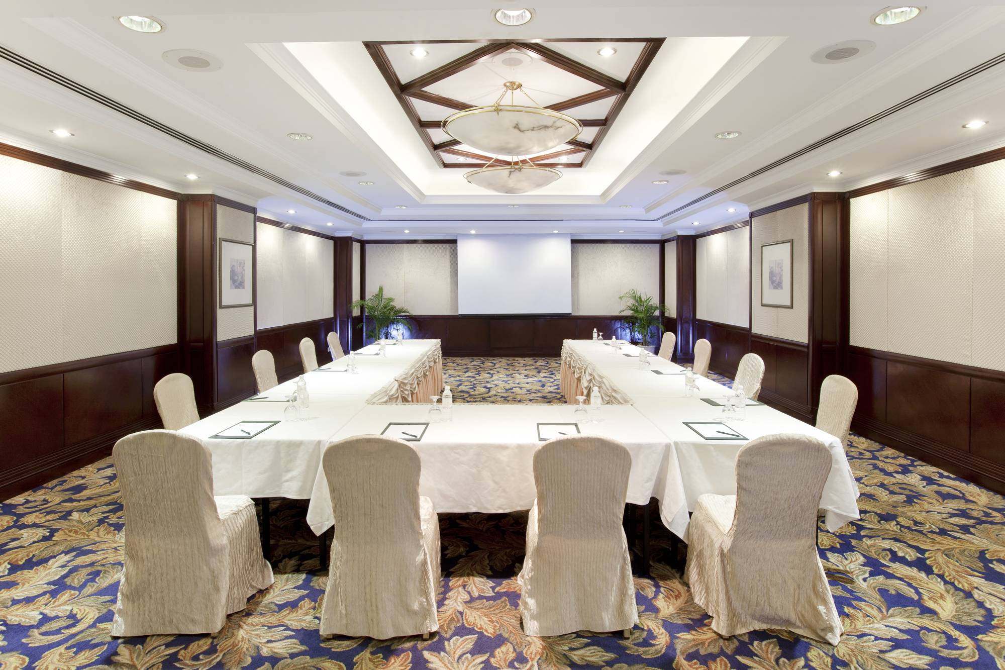 Meeting room designed to have an effective meeting