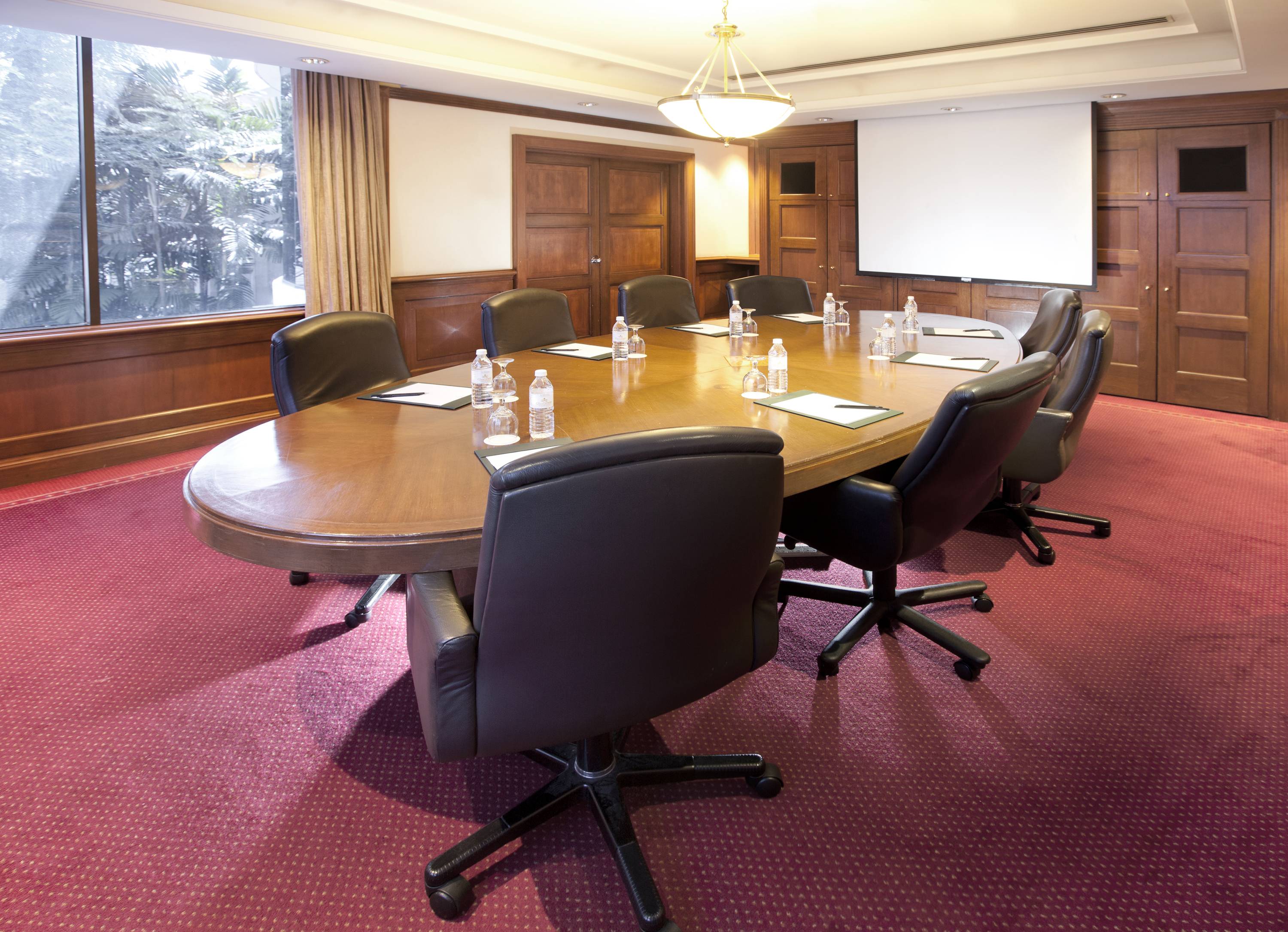 宽敞的会议室带来高效的会议