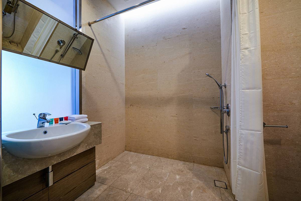 Disabled Room (Bathroom) Disabled-friendly room decorated with a modern touch and well-appointed amenities