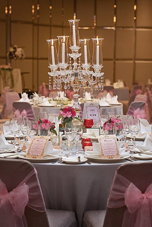 Well-appointed table set-up for an elegant and pleasing Western wedding