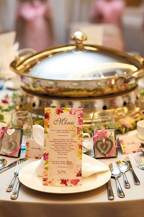 A perfect wedding table set-up with a Malay dome set