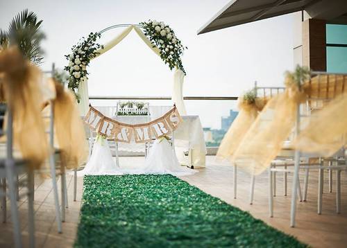 布城帝盛酒店的精緻婚禮 (在泳池旁的婚姻登記儀式) 優雅的花園座椅安排，讓賓客可以在泳池旁見證你的婚姻登記儀式