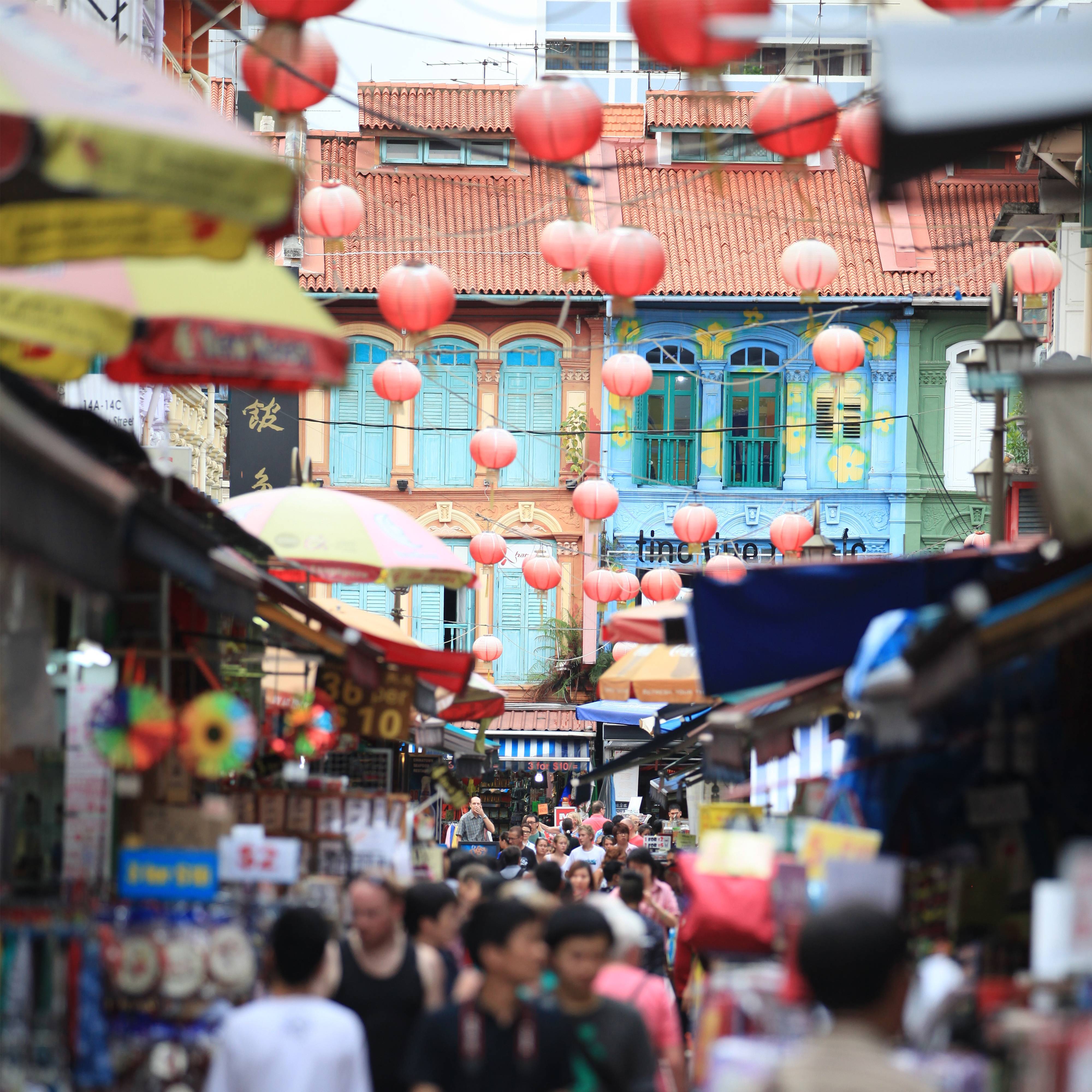新加坡牛车水: 繁忙热闹的街市，布满了各式传统店铺、市集、新潮商店和咖啡厅