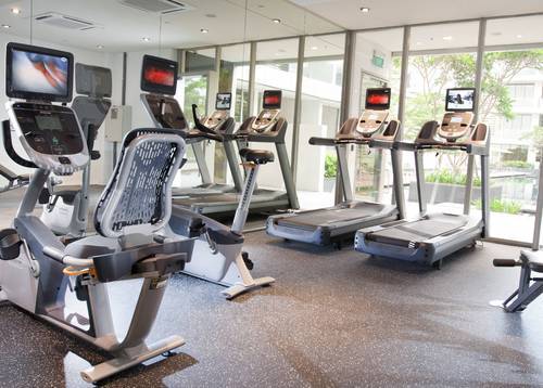 健身房: 在配置周全的健身房内锻炼身体、充电解压